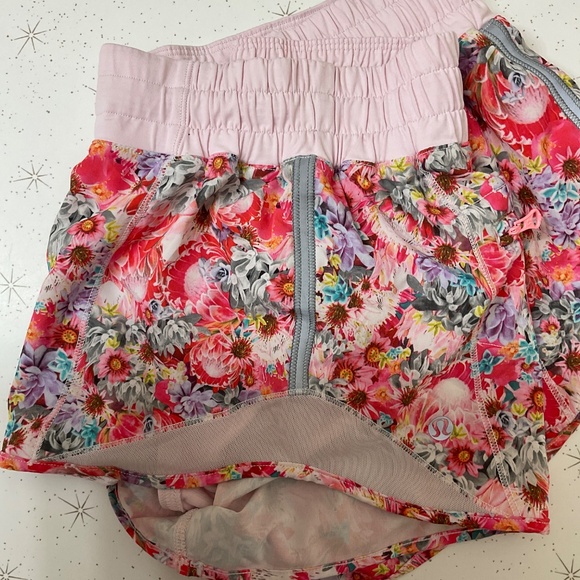 Lululemon Hotty Hot Short Size 8 Floral Pink Liner Free - Picture 4 of 10
